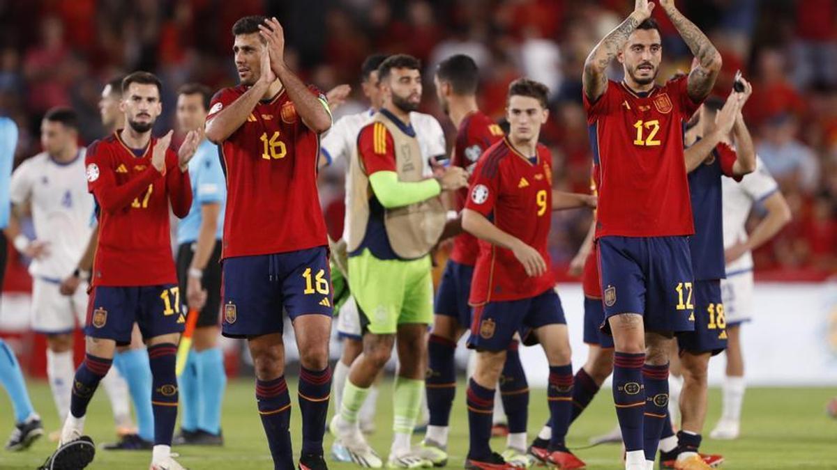 Rodri y Joselu, jugadores de la selección española, saludan al público de Granada.