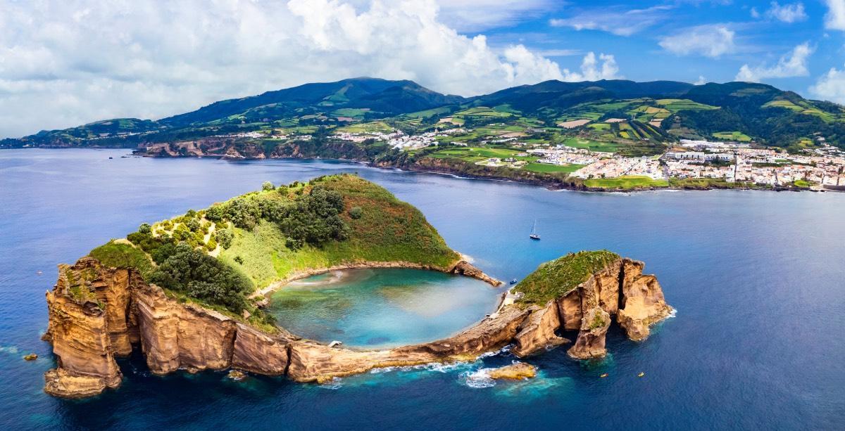 La isla más bonita de Europa está a un kilómetro de una pequeña localidad de las Azores, tiene forma de círculo y se ubica sobre el cráter de un volcán antiguo