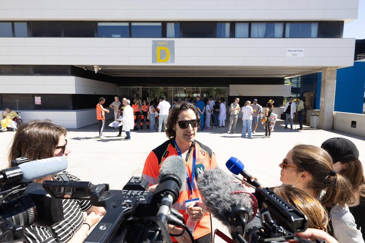 Imágenes de la concentración de la huelga de médicos en las puertas de Can Misses