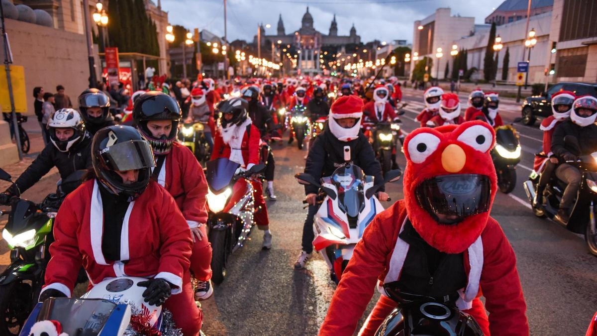 Miles de motoristas se congregan en Barcelona con motivo de la Papanoelada Motera Solidaria