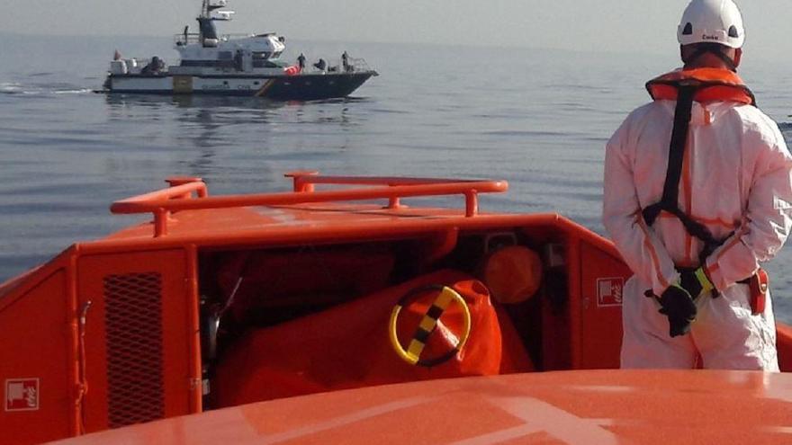 Vista desde la Salvamar Alnitak de Salvamento Marítimo de un patrullero de la Guardia Civil