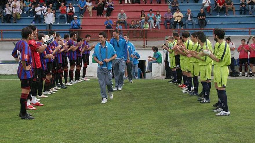 Eldense y Ribarroja realizaron el pasillo al promesas azulgrana por su ascenso a Primera Regional