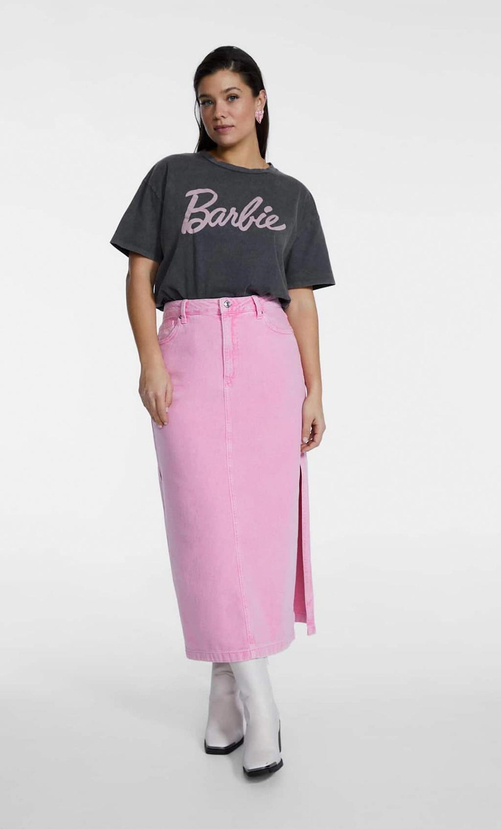 Camiseta negra con logo rosa de Barbie, de Stradivarius. Precio: 15,99 euros.