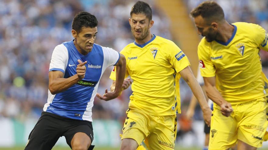 Nieto encara a dos jugadores del Cádiz