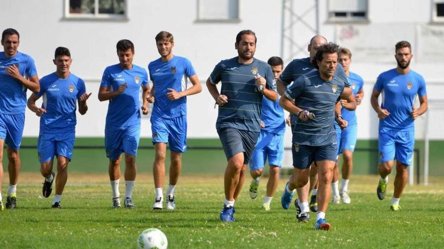 Varios jugadores se ejercitan durante un entrenamiento sobre el césped del campo de A Seca, en Poio