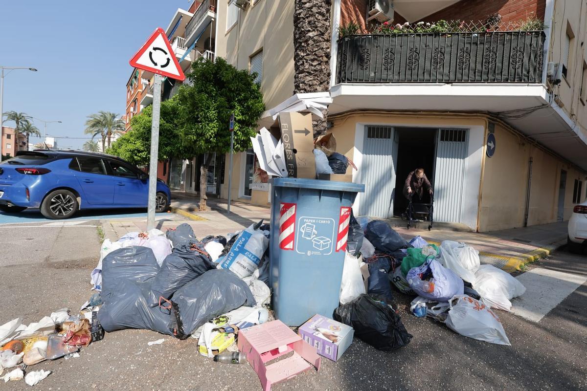Fem acumulat en una avinguda en una imatge d’este dilluns