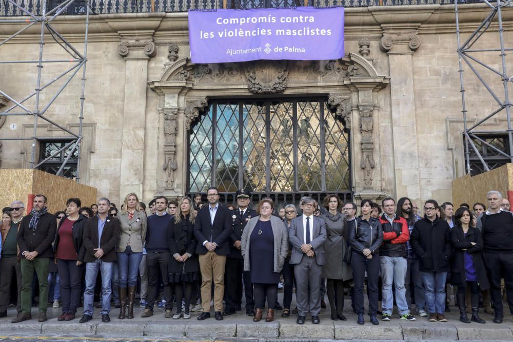 Nach dem Mord an Celia Navarro demonstrierten am Donnerstag (17.11.) betroffene, traurige und wütende Bürger auf der Plaza España in Palma gegen Gewalt an Frauen. Vor dem Rathaus hielten Politiker und