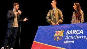 Àlex Roca junto a su mujer en la charla que dio a los deportistas de la Barça Academy PRO Miami
