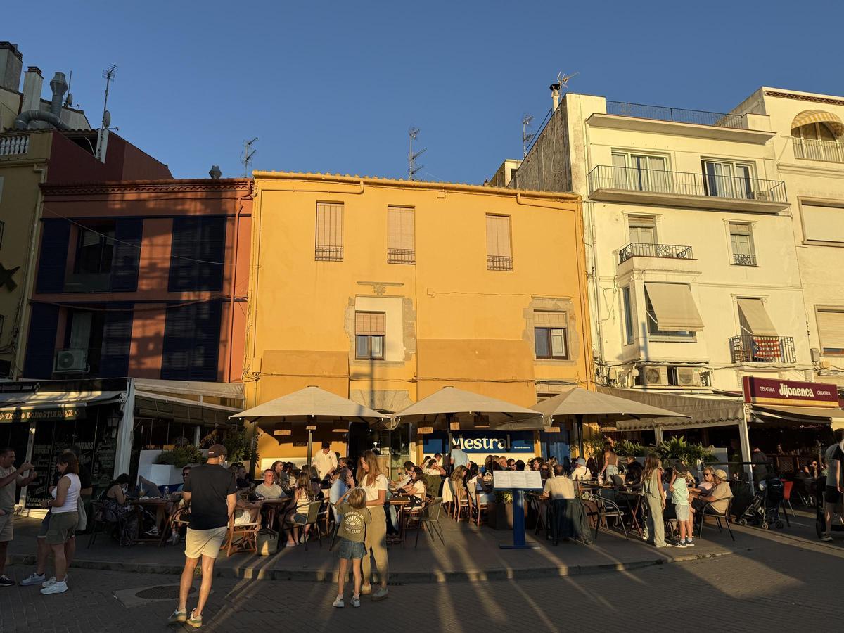 L'exterior de Mestral, el nou restaurant al mur del Pedró de Palamós.