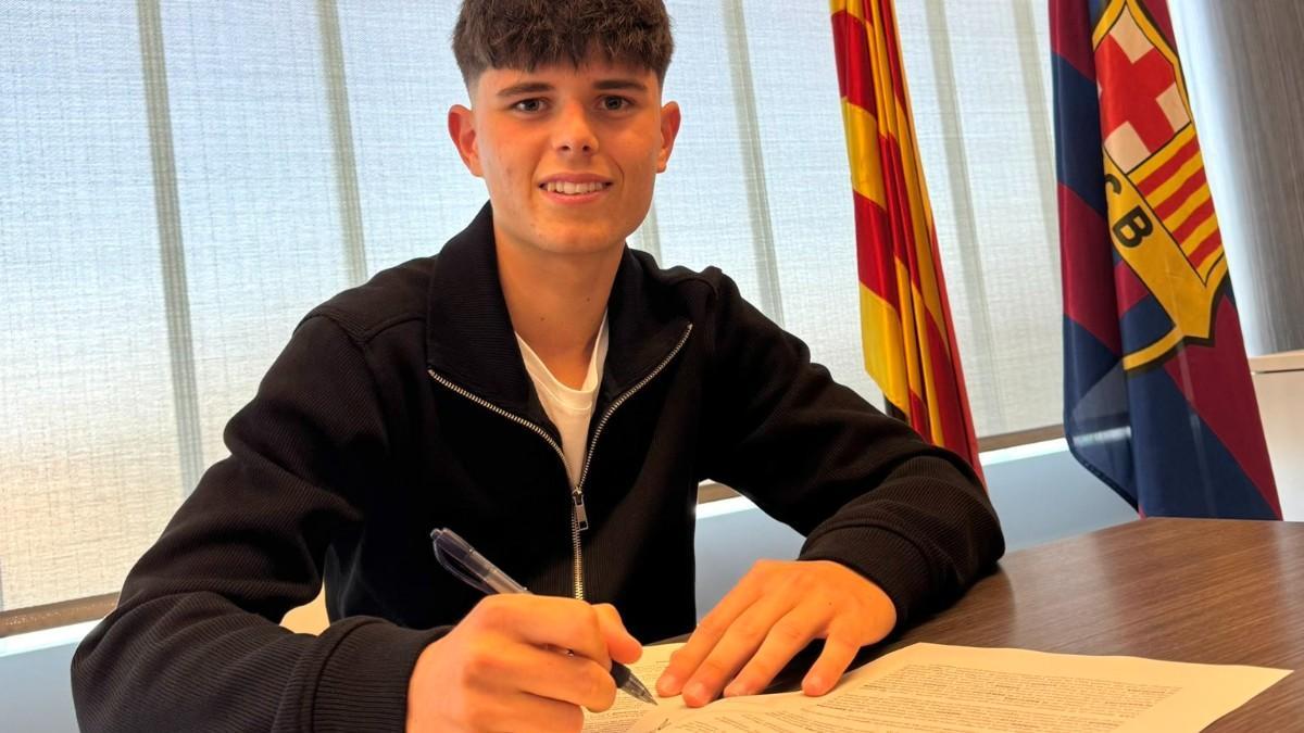 Unai Balmon firmó su primer contrato profesional con el Barça