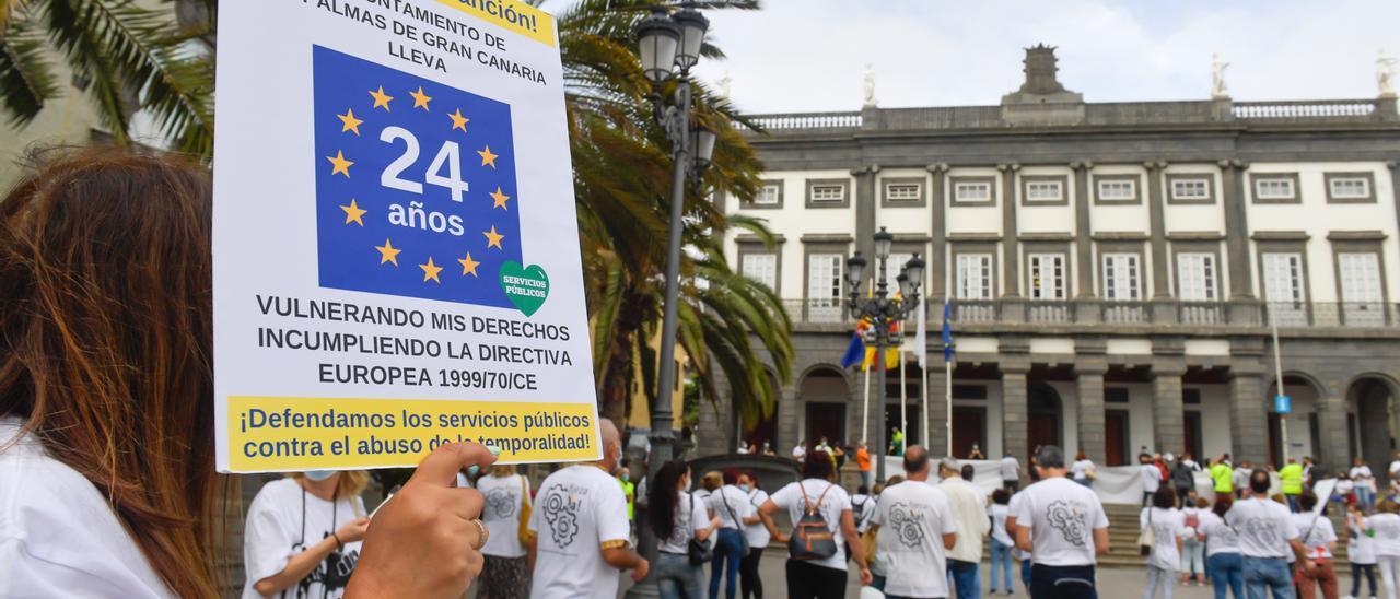 Concentración de empleados públicos afectados por la temporalidad frente a las Casas Consistoriales durante el pleno de julio