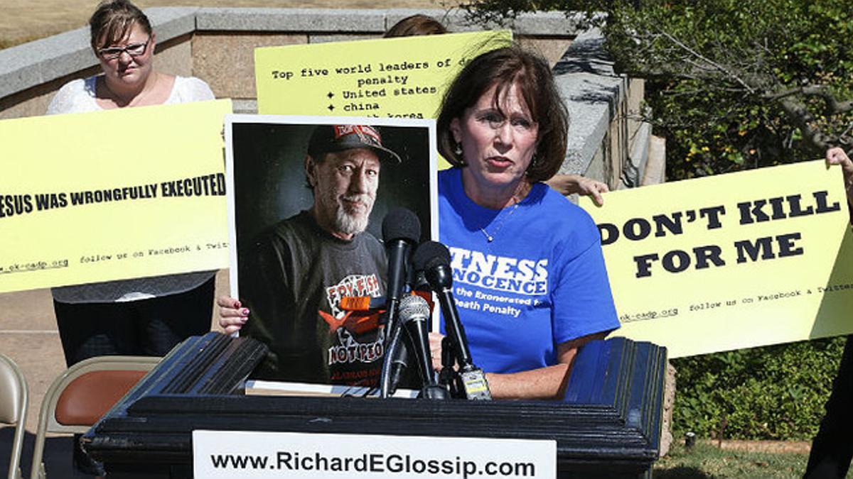 Nancy Vollertsen, con la foto de su hermano, Greg Wilhoit, quien pasó cinco años en el corredor de la muerte de Oklahoma antes de ser exonerado, por participar en una manifestación para detener la ejecución de Richard Glossip.