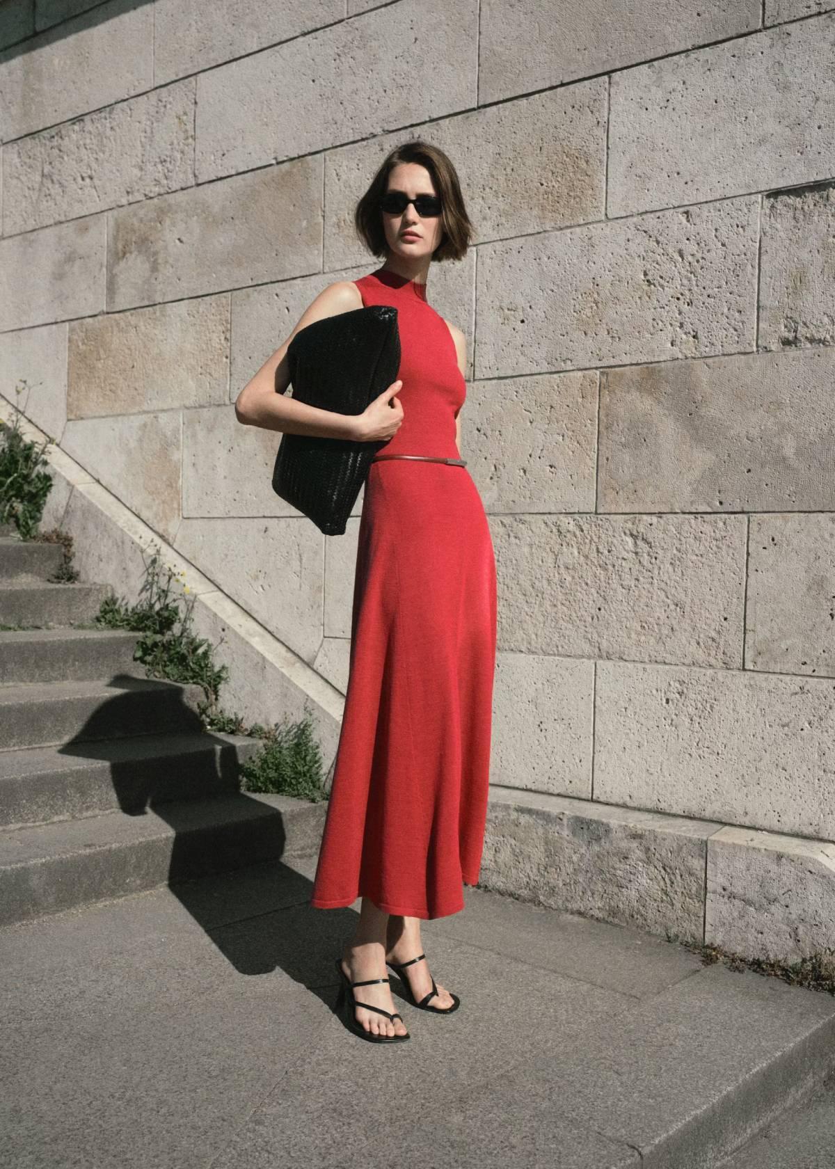 Vestido rojo de punto con cuello perkins, de Mango Outlet
