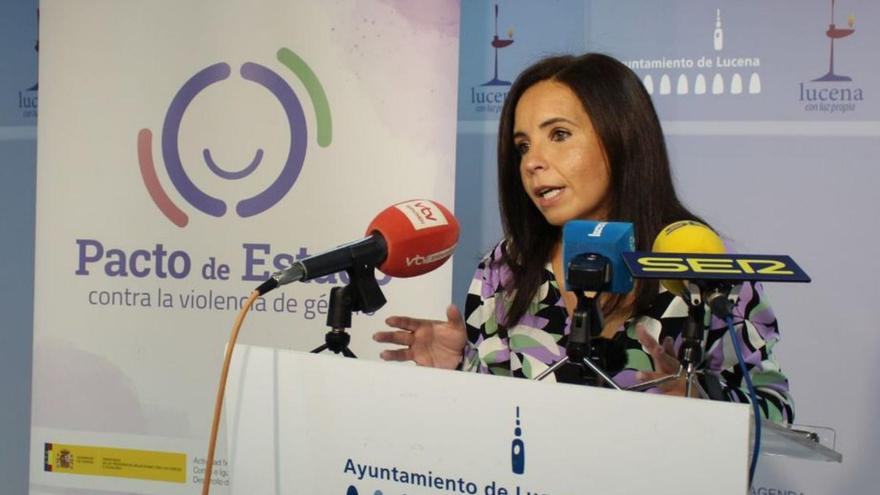 La edil Irene Aguilera, durante la rueda de prensa.