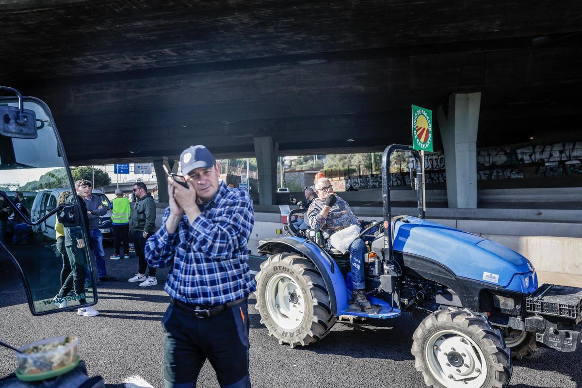 Participantes en la manifestación de tractores, tras llegar a Barcelona por la Diagonal