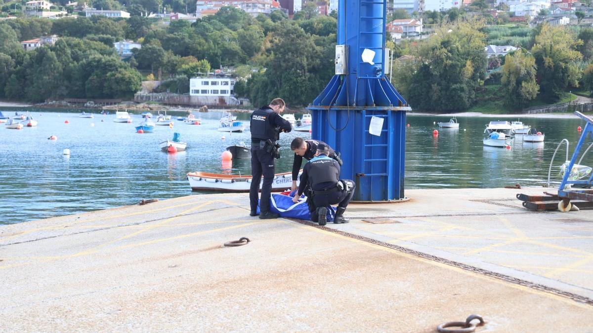 Agentes junto al cadáver, en el Puerto de Aguete