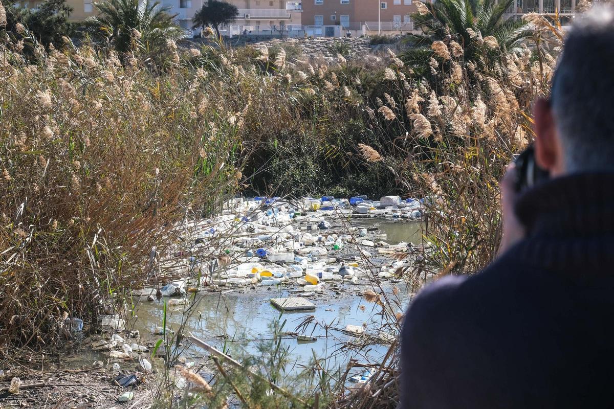 La acumulación de sólidos flotantes -botellas de plástico en su mayoría-  es uno de los problemas ambientales del Segura