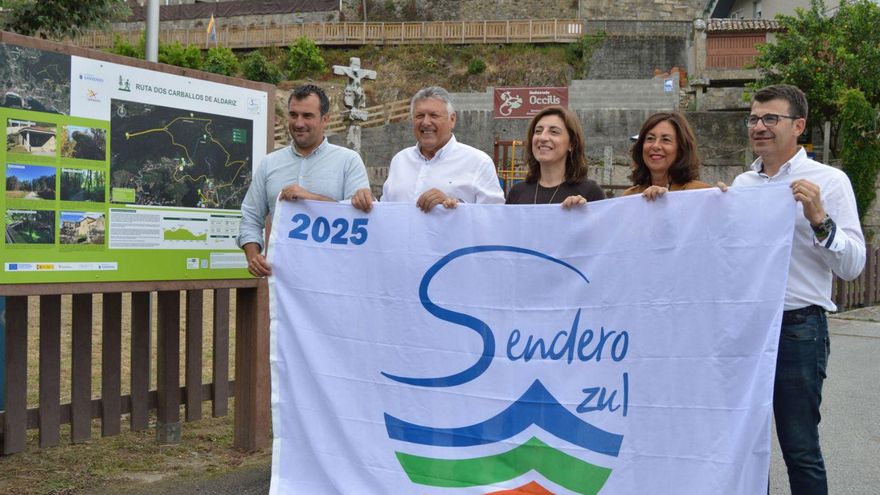 Telmo Martín y la conselleira Ángeles Vázquez (centro), con el distintivo de sendero azul. | FdV