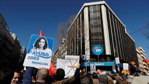 Simpatizantes de Isabel Díaz Ayuso durante la concentración que han protagonizado este domingo frente a la sede del PP en la calle Génova para expresar su apoyo a la dirigente autonómica y para reclamar la convocatoria de un congreso del partido. EFE/Emilio Naranjo