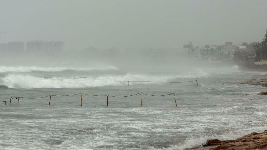 El temporal en Playa de los Náufragos, en Torrevieja.