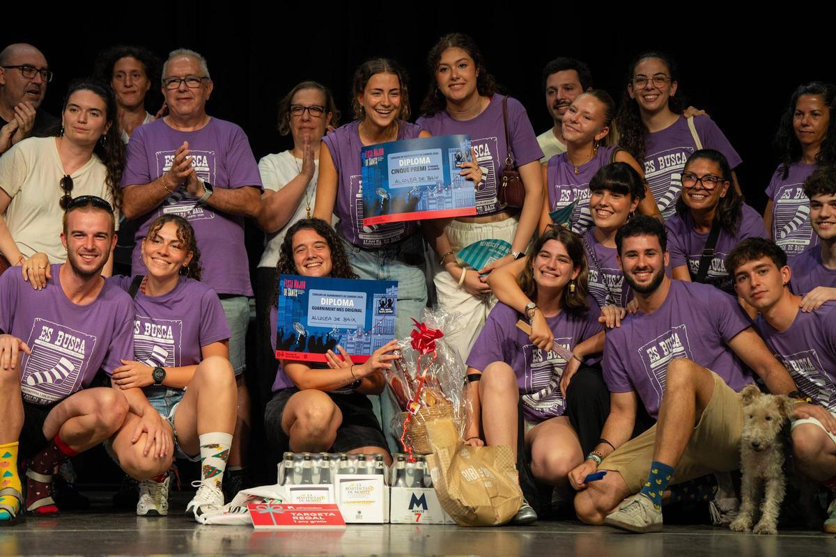 Entrega de premios del concurso de calles decoradas de la Festa Major de Sants, en la que las diferentes comisiones de las calles participantes reciben sus reconocimientos