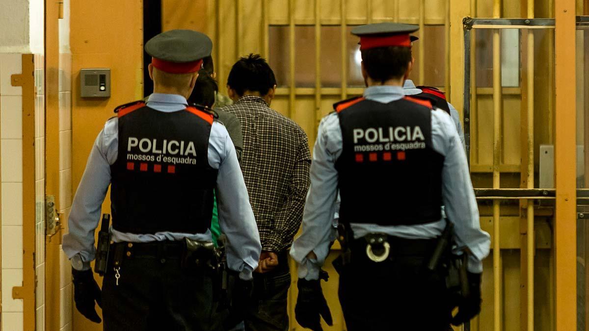 Unos mossos conducen a un preso al interior de la cárcel