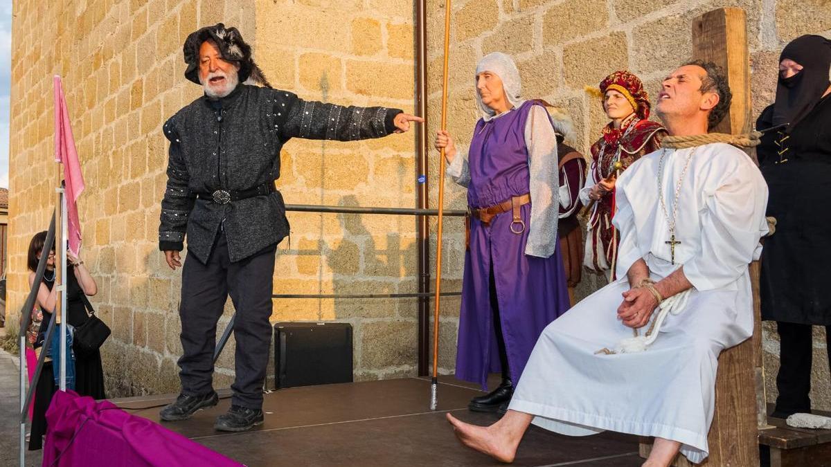 Actores y actrices amateur y profesionales representan la vida y muerte del obispo Acuña dentro del las III Jornadas V Centenario de Juan del Enzina en Fermoselle.