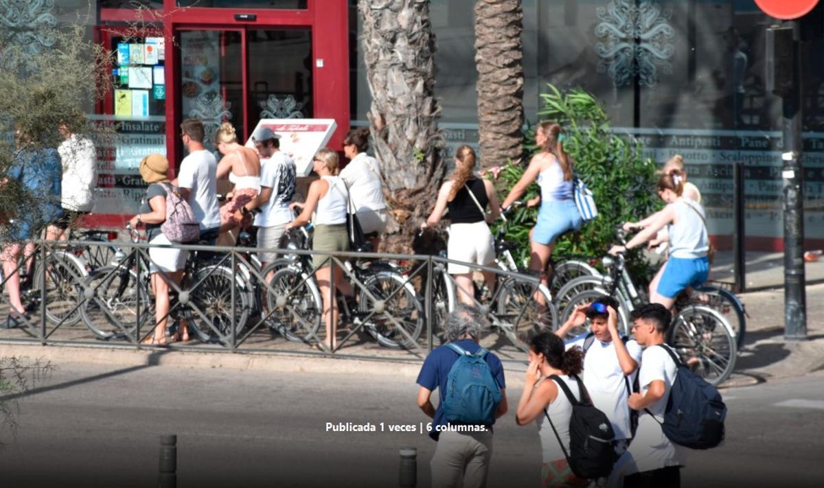 Turistas en el puerto de Ibiza el verano pasado.