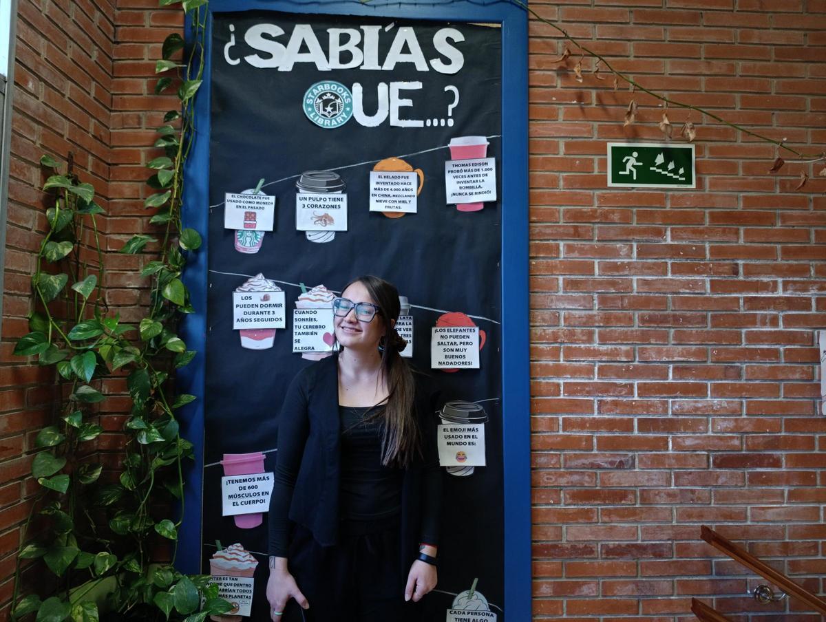 Laura Barreiro, con el panel de curiosidades.