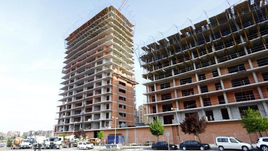 Obras de construcción de un edificio de viviendas en Zaragoza. | JAIME GALINDO