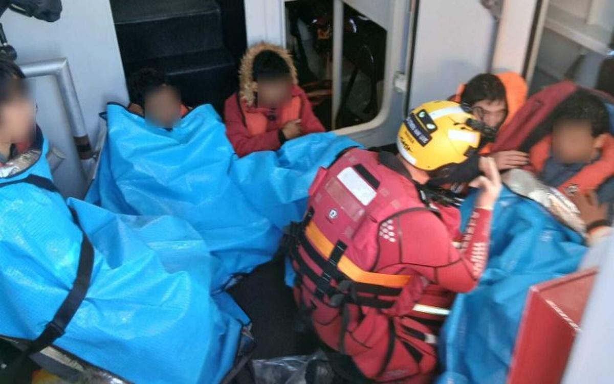 Rescate de los tripulantes del pesquero luso que naufragó este lunes en el norte de portugal.