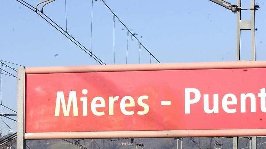 Un tren Alvia llega a la estación de Mieres.