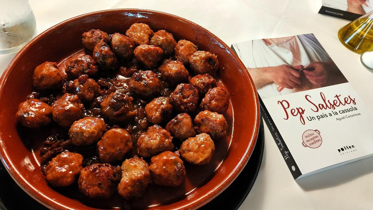 Las albóndigas 'noruegas' y el libro dedicado a Pep Salsetes.