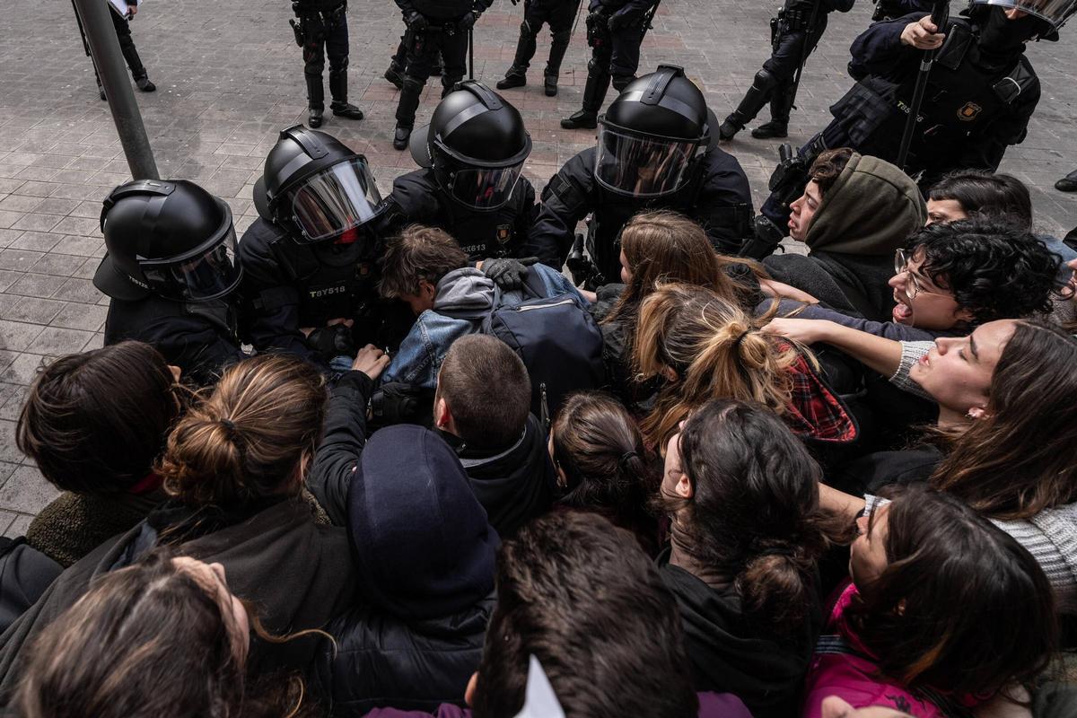 Quinto intento de desalojo en barrio del Besòs donde se refugian chicos llegados en patera de Canarias