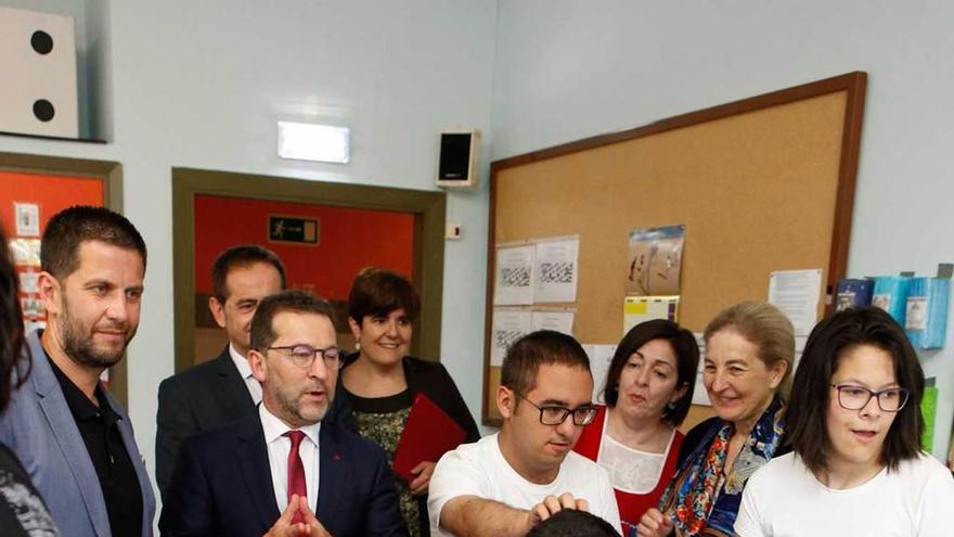 El consejero de Educación, Genaro Alonso, en su visita a una de las aulas.