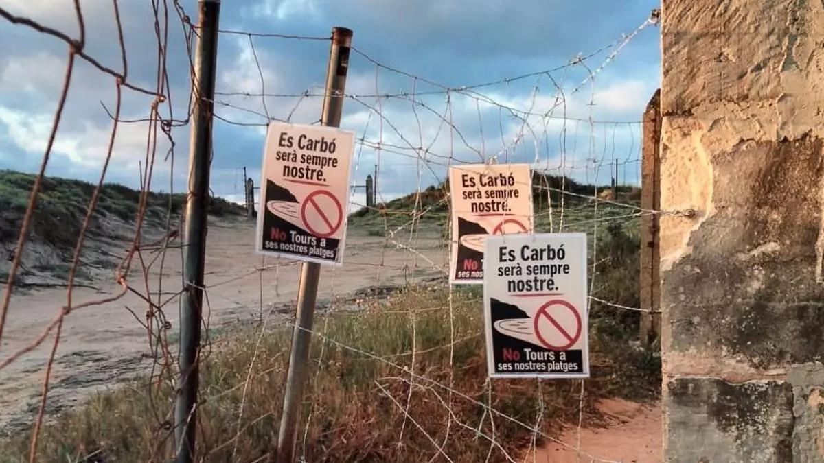 Protest gegen die geführten Touren am Naturstrand Es Carbó.