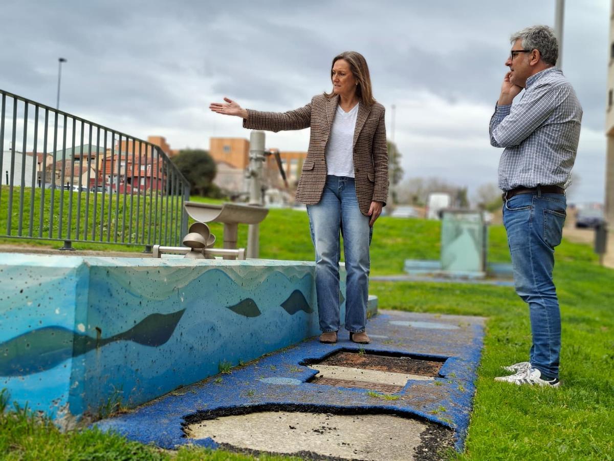 Luisa Sánchez y Miguel Martín, en uno de los parques con desperfectos.