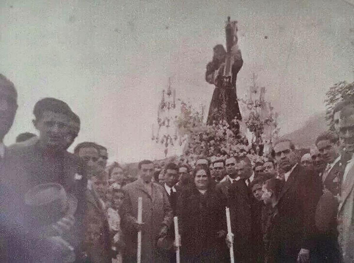 Josefa Serrano Bravo (en el centro), quien sufragó el coste de la talla, en su primera procesión.