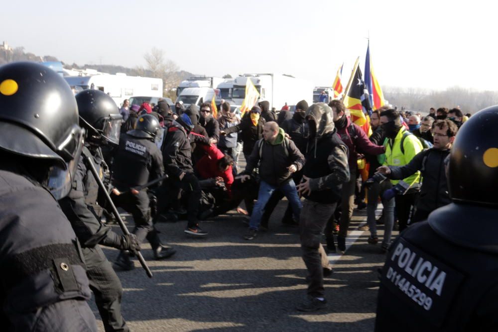 Els Mossos carreguen contra els manifestants a l'AP-7 a Medinyà