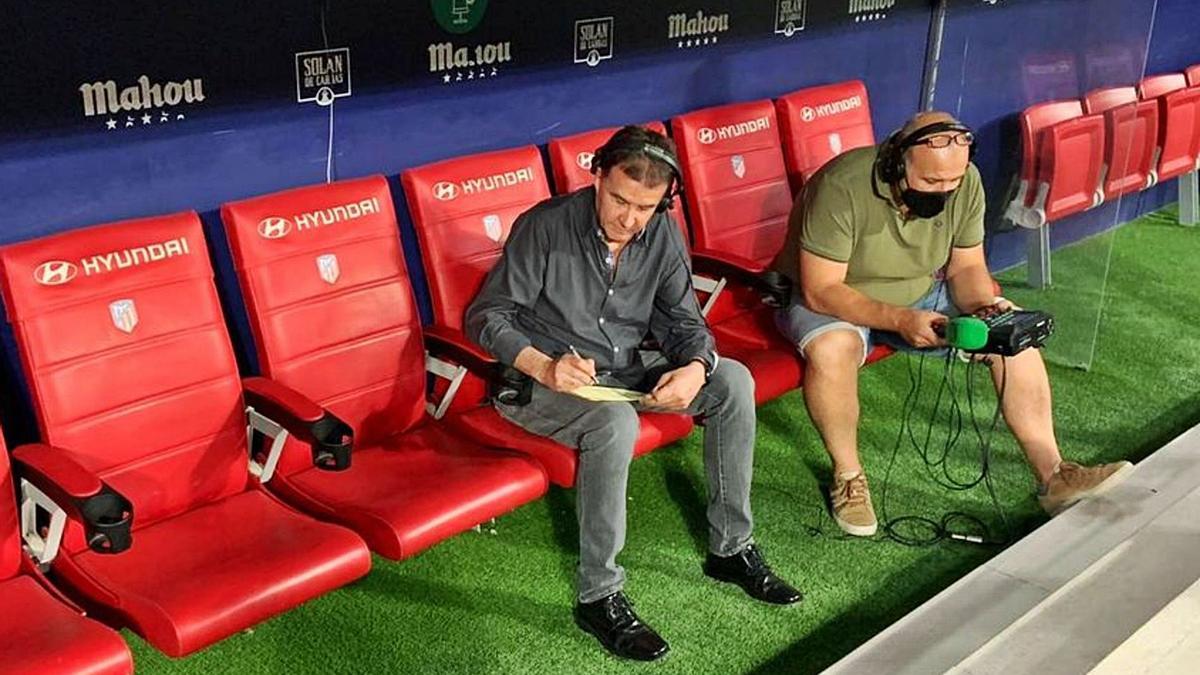 José Ramón de la Morena, en el banquillo del Wanda Metropolitano preparando su última madrugada. | ONDA CERO RADIO