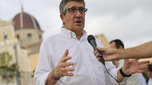 El portavoz del PSOE en el Congreso de los Diputados, Patxi López, en Picassent para reunirse con militantes del partido.