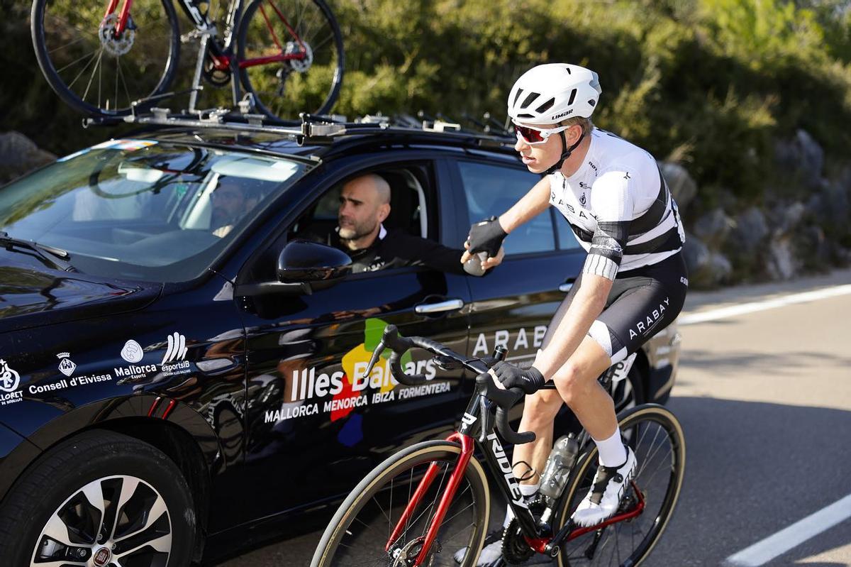 Lluis Mas gibt einem Arabay-Fahrer ein Getränk.