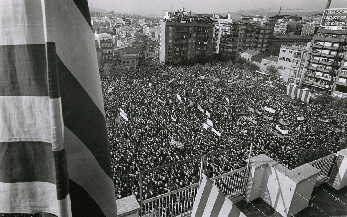 Celebracion de la diada nacional de catalunya onze de setembre en Sant Boi de Llobregat 1976 fotografia de Paco Elvira Celebracion de la diada nacional de catalunya onze de setembre en Sant Boi de Llobregat 1976 fotografia de Paco Elvira