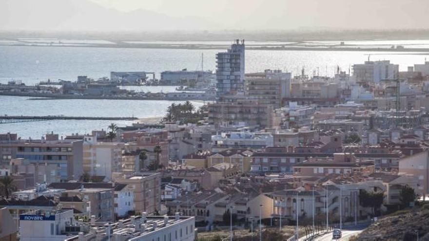 Una vista panorámica de edificios en el centro urbano de Santa Pola.