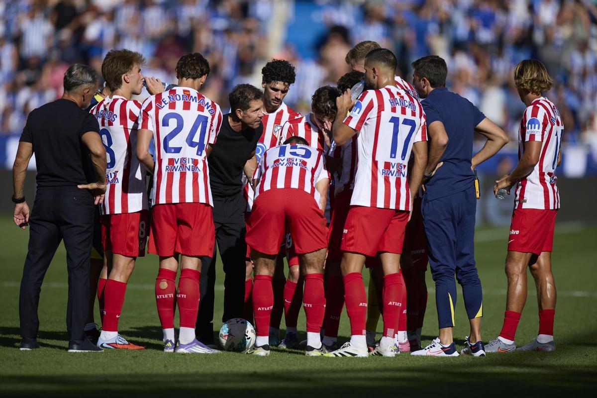 Diego Pablo 'Cholo' Simeone head coach of Atletico de Madrid talks to the players of Atletico de Madrid during the LaLiga EA Sports match between Deportivo Alaves and Atletico de Madrid at Mendizorrotza on August 30, 2025, in Vitoria, Spain. AFP7 30/08/2025 ONLY FOR USE IN SPAIN. Ricardo Larreina / AFP7 / Europa Press;2025;SPAIN;SPORT;ZSPORT;SOCCER;ZSOCCER;Deportivo Alaves v Atletico de Madrid - LaLiga EA Sports;