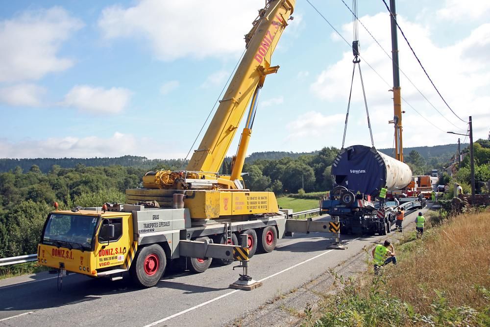 Cortan durante horas la N-541 para retirar el pilar del eólico que cayó por la pendiente lateral. Fue necesario utilizar dos grúas de gran tonelaje para poder levantar la pesada columna y depositarla