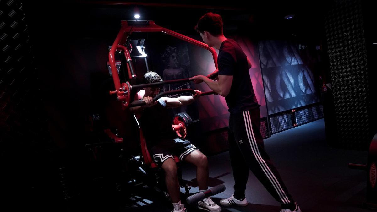 Jóvenes en un gimnasio.