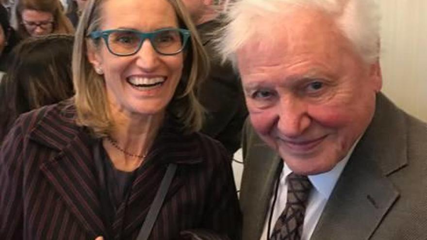 Celia Calabuig amb sir David Attenborough.