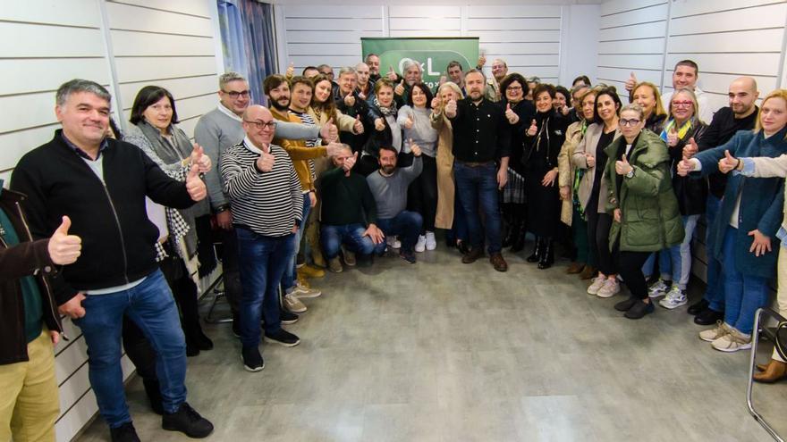 Miembros de Compromiso por Lalín, con 
Rafael Cuiña en el centro, en su nueva sede 
de la Avenida Luis González Taboada.