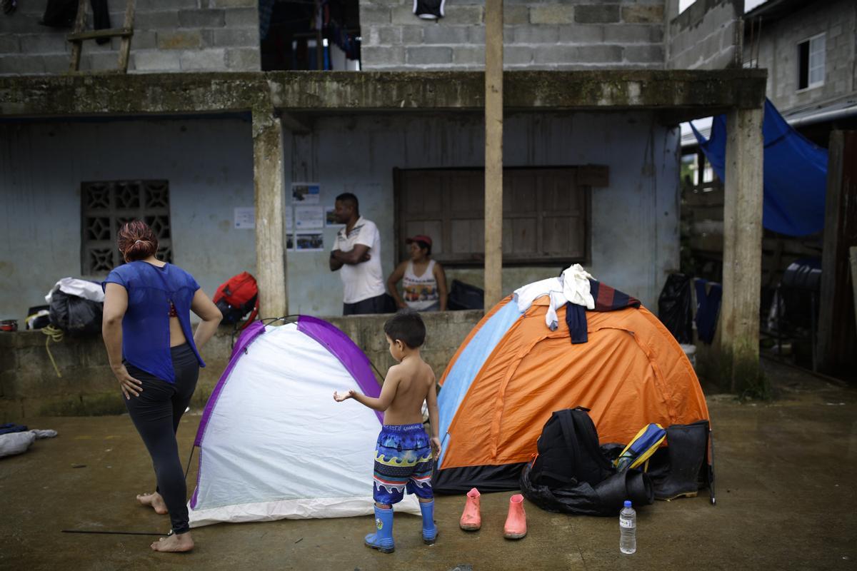 Miles de inmigrantes venezolanos varados en selva de Panamá por cierre terrestre en EE.UU